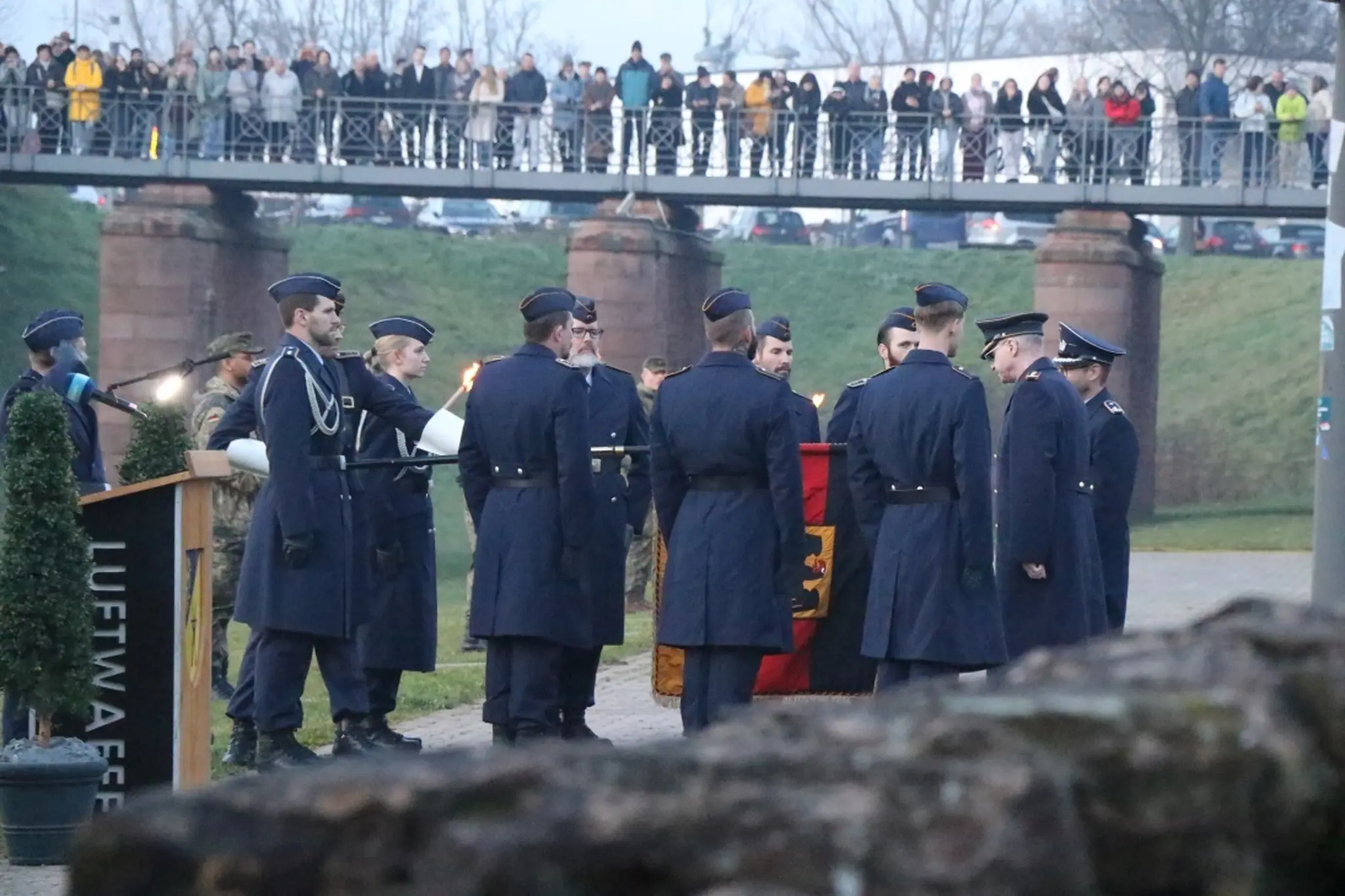 Auszeichnung-Luftwaffenausbildungsbataillon-erh-lt-drittes-Fahnenband-beim-Gel-bnis-in-Germersheim