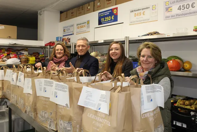 DRK-Tafelbeauftragte Kim Britz, Landrat Ralf Leßmeister, Stv. Kreisgeschäftsführerin Melanie Schmitt und Kreisjugendpflegerin Petra Brenk bei der Spendenübergabe im DRK-Tafelladen Landstuhl. | Foto: DRK Tafel UM
