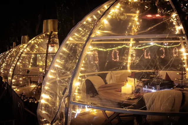 Auch genießen kann man auf dem Baden-Badener Christkindelsmarkt - wie hier im Gourmet-Iglu | Foto: Paul Needham