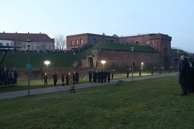  Beim öffentlichen Gelöbnis am 11. Dezember 2025 im Stadtpark Fronte Lamotte verlieh der stellvertretende Inspekteur der Luftwaffe, Generalleutnant Lutz Kohlhaus, dem Luftwaffenausbildungsbataillon das Einsatzfahnenband für die europäische Ausbildungsmission EUMAM UKR. | Foto: Wiedeman/frei