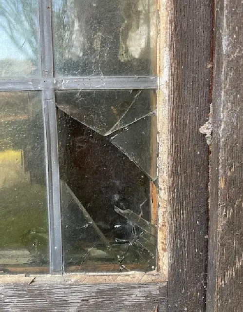 Das beschädigte Scheibensegment an der Protestantischen Kirche in Alsenz | Foto: Polizeiinspektion Rockenhausen