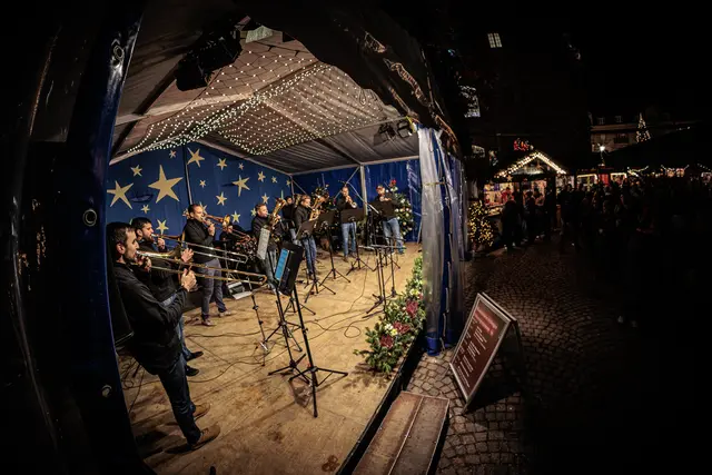 Sternlesmarkt in Ettlingen - auf der Weihnachtsmarkt-Bühne begeistern verschiedene Ensembles mit festlichen Darbietungen | Foto: Paul Needham