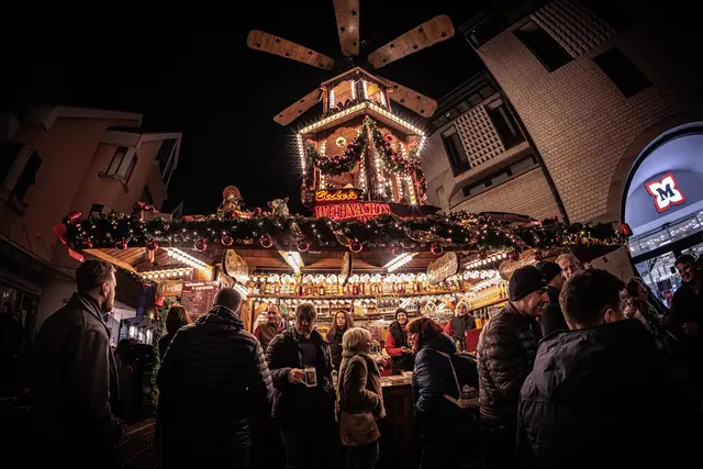 Auch auf dem Ettlinger Weihnachtsmarkt genießt man gerne  | Foto: Paul Needham