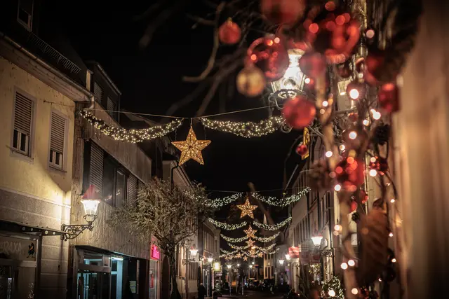 Den Sternlesmarkt in Ettlingen bringt die Stadt zum Strahlen | Foto: Paul Needham
