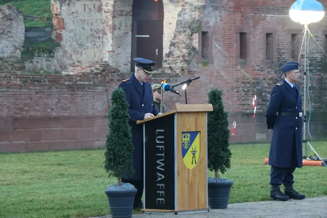  Beim öffentlichen Gelöbnis am 11. Dezember 2025 im Stadtpark Fronte Lamotte verlieh der stellvertretende Inspekteur der Luftwaffe, Generalleutnant Lutz Kohlhaus, dem Luftwaffenausbildungsbataillon das Einsatzfahnenband für die europäische Ausbildungsmission EUMAM UKR. | Foto: Wiedemann/frei