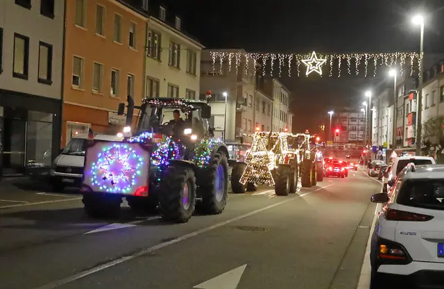 Festlich geschmückte Traktoren ziehen am Freitagabend im Rahmen der Lichterfahrt durch die Pirmasenser Innenstadt und sorgen mit tausenden Lichtern für vorweihnachtliche Stimmung entlang der Strecke. | Foto: Norbert Scharf