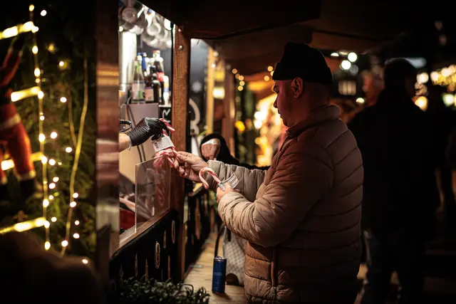 Auch genießen kann man auf dem Baden-Badener Christkindelsmarkt | Foto: Paul Needham