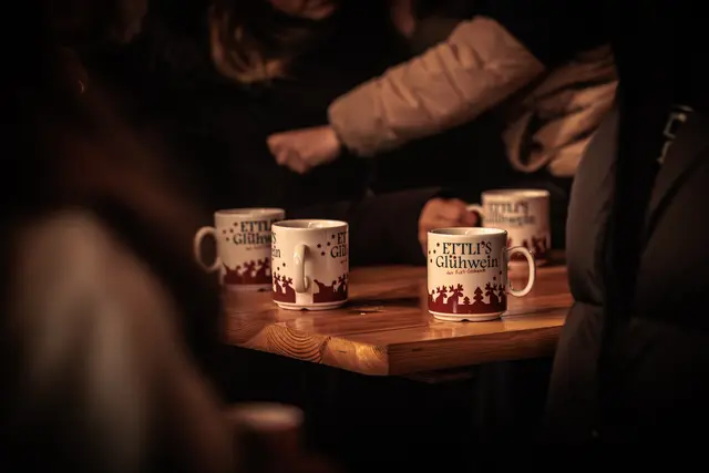 Auch auf dem Ettlinger Weihnachtsmarkt genießt man gerne Glühwein | Foto: Paul Needham