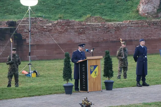  Beim öffentlichen Gelöbnis am 11. Dezember 2025 im Stadtpark Fronte Lamotte verlieh der stellvertretende Inspekteur der Luftwaffe, Generalleutnant Lutz Kohlhaus, dem Luftwaffenausbildungsbataillon das Einsatzfahnenband für die europäische Ausbildungsmission EUMAM UKR. | Foto: Wiedemann/frei