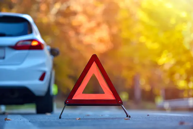 Symbolfoto: Ein Warndreieck sichert eine Unfallstelle ab. In Zweibrücken kam es an der Einmündung Steinhauser Straße/„Zum Funkturm“ zu einem Verkehrsunfall mit erheblichem Sachschaden. | Foto: Daniel CHETRONI/stock.adobe.com