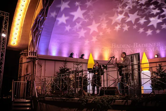 Bühnenprogramm auf dem Baden-Badener Weihnachtsmarkt | Foto: Paul Needham