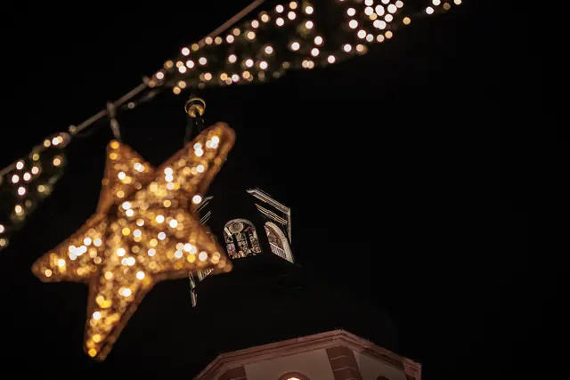 Den Sternlesmarkt in Ettlingen bringt die Stadt zum Strahlen | Foto: Paul Needham