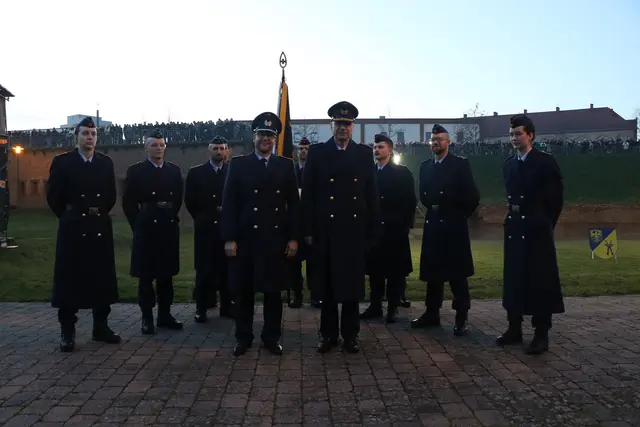  Beim öffentlichen Gelöbnis am 11. Dezember 2025 im Stadtpark Fronte Lamotte verlieh der stellvertretende Inspekteur der Luftwaffe, Generalleutnant Lutz Kohlhaus, dem Luftwaffenausbildungsbataillon das Einsatzfahnenband für die europäische Ausbildungsmission EUMAM UKR. | Foto: Wiedemann/frei