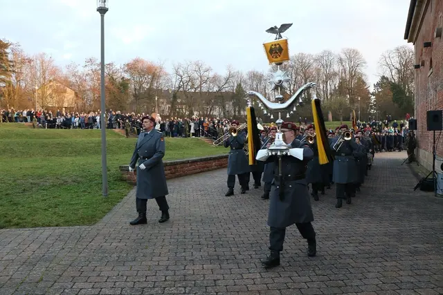  Beim öffentlichen Gelöbnis am 11. Dezember 2025 im Stadtpark Fronte Lamotte verlieh der stellvertretende Inspekteur der Luftwaffe, Generalleutnant Lutz Kohlhaus, dem Luftwaffenausbildungsbataillon das Einsatzfahnenband für die europäische Ausbildungsmission EUMAM UKR. | Foto: Wiedemann/frei