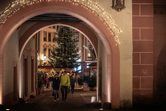 Den Sternlesmarkt in Ettlingen bringt die Stadt zum Strahlen | Foto: Paul Needham