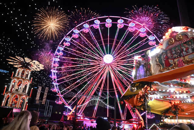 Am Samstagabend um 19.30 Uhr wird der Himmel über dem Ludwigshafener Weihnachtsmarkt von einem spektakulären Feuerwerk erleuchtet. Wer Plätze in der ersten Reihe genießen möchte, bucht eine exklusive Feuerwerksfahrt auf dem Riesenrad. | Foto: Ben Pakal/Lukom/generiert mit KI