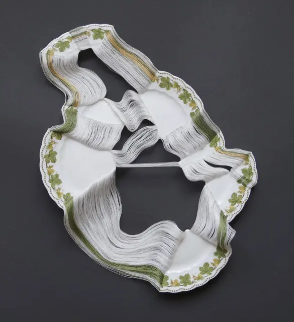 Helena M. Hafemann: Aus der Serie Fadenschein (Porzellan und Faden)  | Foto: Helena M. Hafemann / Jarmuschek + Partner