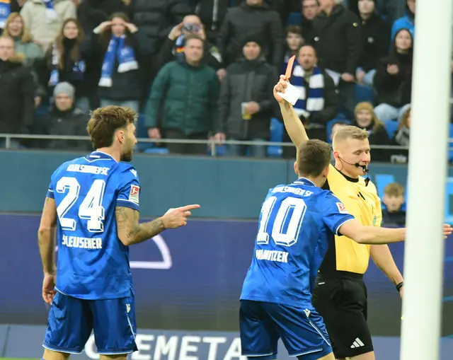 Kein Augenkontakt: Schiri Timo Gansloweit mit offensichtlich überheblicher Geste beim Zeigen der Roten Karte für Schleusener; Kapitän Wanitzek moniert | Foto: abseits-ka/Anderer