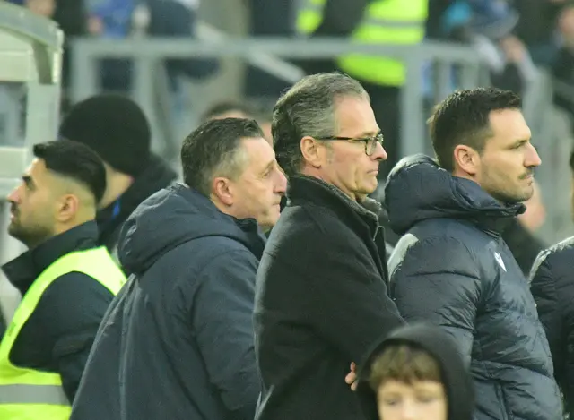 (v.r.) KSC-Geschäftsführer Sport Mario Eggimann und KSC-Präsident Holger Siegmund-Schultze verfolgen die Klatsche mit versteinertem Ausdruck: Die verunsicherte Mannschaft lässt sich durchaus auf die überraschende Entlassung von Co-Trainer Zlatan Bajramović zurückführen. Ein positiver Impuls war diese Entlassung erkennbar nicht! | Foto: abseits-ka/Anderer