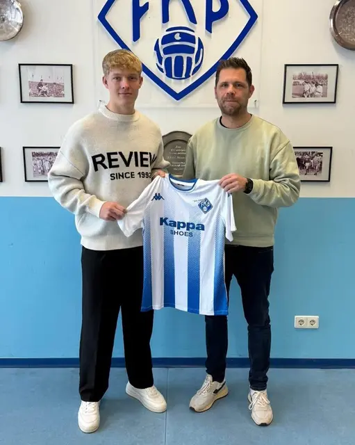 Grischa Walzer (links) präsentiert gemeinsam mit FKP-Co-Trainer Hagen Burkart sein neues Trikot beim FK Pirmasens. | Foto: FKP