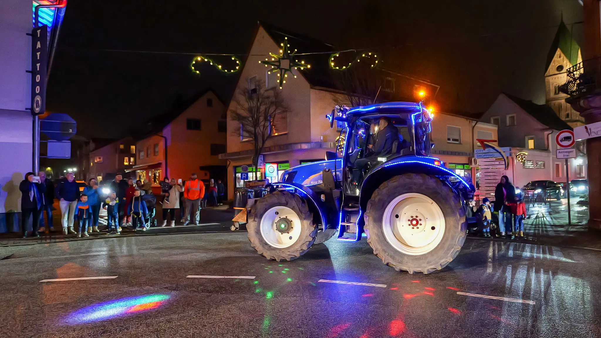 Als-die-Schlepper-leuchteten-Lichterfahrt-begeistert-die-Verbandsgemeinde-Ramstein-Miesenbach-Bildergalerie-
