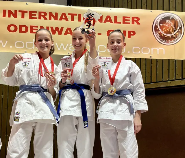 Erfolgreiches Kata-Team vlnr: Anouk Lipowsky, Stella Culman und Zoe Klement | Foto: BCRN