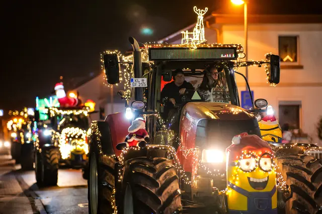 Mit Lichterketten, Figuren und fantasievollen Motiven geschmückte Schlepper bilden einen leuchtenden Konvoi bei der Lichterfahrt durch die Verbandsgemeinde Ramstein-Miesenbach. | Foto: Erik Stegner