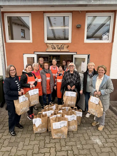 Die Erste Kreisbeigeordnete Gudrun Heß-Schmidt übergab die Tüten in Enkenbach an die Tafel | Foto: Reiner Voß/Kreisverwaltung Kaiserslautern