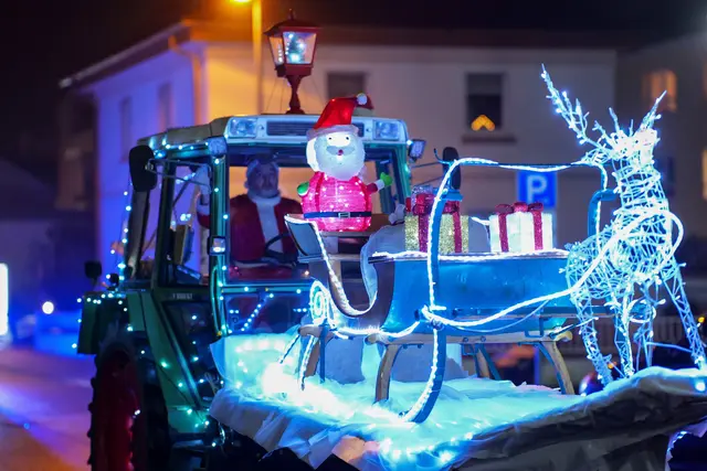 Mit viel Liebe zum Detail gestaltete Motive wie der beleuchtete Schlitten mit Nikolaus und Rentier gehörten zu den Blickfängen der Lichterfahrt in der Verbandsgemeinde Ramstein-Miesenbach. | Foto: Erik Stegner