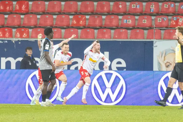Kennedy Okpala (im Vordergrund) kann nur zusehen, wie die Regensburger ihr 1:0 bejubeln.  | Foto: Janne/PIX-Sportfotos