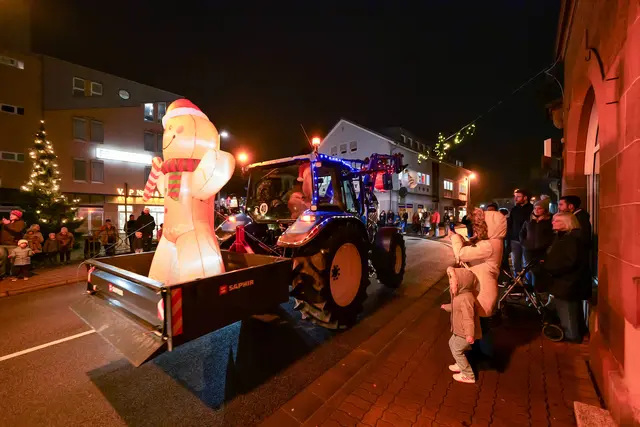 Große Augen am Straßenrand: Vor allem Kinder verfolgten die festlich geschmückten Schlepper bei der Lichterfahrt in der Verbandsgemeinde Ramstein-Miesenbach mit Begeisterung. | Foto: Erik Stegner