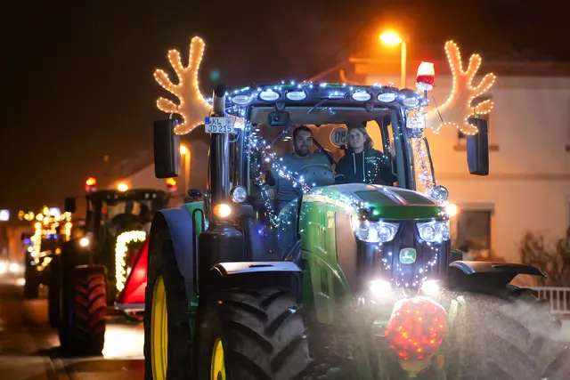 Liebevoll dekoriert bis ins Detail: Ein Schlepper mit leuchtenden Rentiergeweihen fährt bei der Lichterfahrt durch die Verbandsgemeinde Ramstein-Miesenbach. | Foto: Erik Stegner
