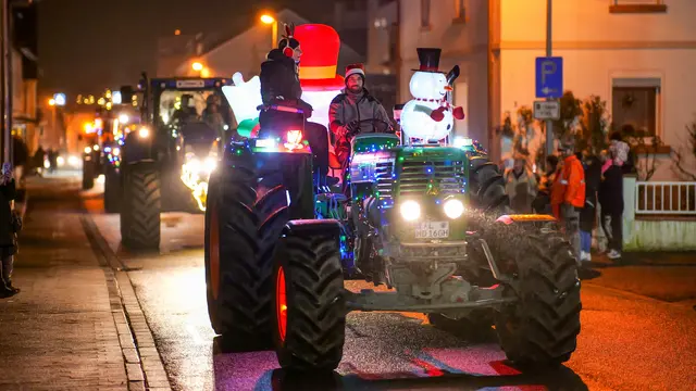 Mit Lichterketten, Figuren und viel Liebe zum Detail geschmückte Schlepper rollen bei der Lichterfahrt durch die Verbandsgemeinde Ramstein-Miesenbach und sorgen bei Zuschauern für vorweihnachtliche Stimmung. | Foto: Erik Stegner