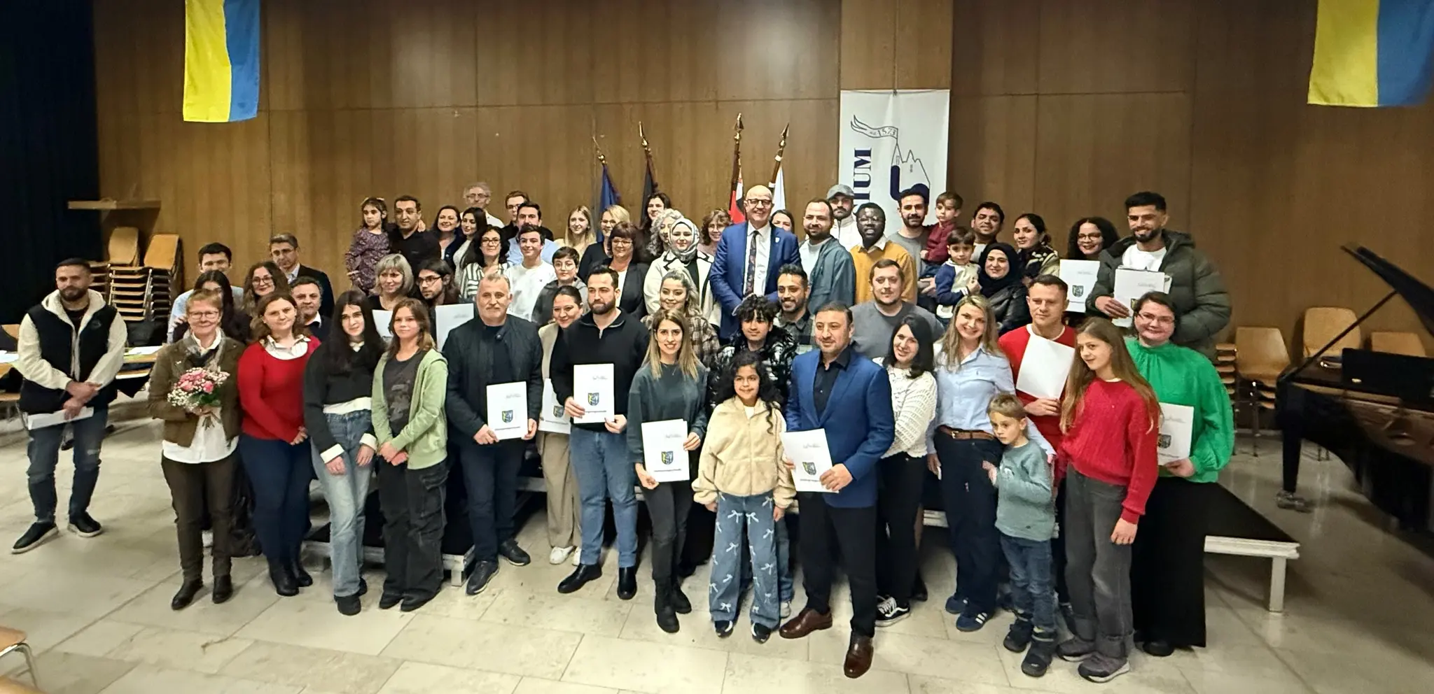 102-neue-deutsche-Staatsb-rger-in-der-Aula-das-Leininger-Gymnasiums-