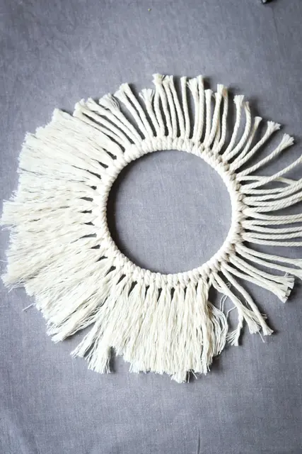 Anschließend das Garn "aufdröseln": mit den Fingern, Kamm und einer Bürste. | Foto: Bauer