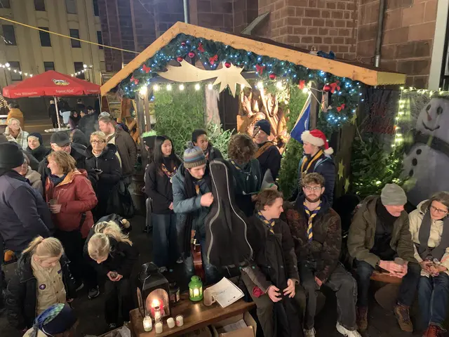 Aussendung des Friedenslichtes im Innenhof der Stiftskirche | Foto: Peter Krietemeyer