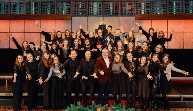 Der Popchor mit Thorsten Riehle (7. von links), umrahmt von den beiden Chorleitern Carsten Wegner und Christina Bandic. | Foto: Pascal Gehrlein