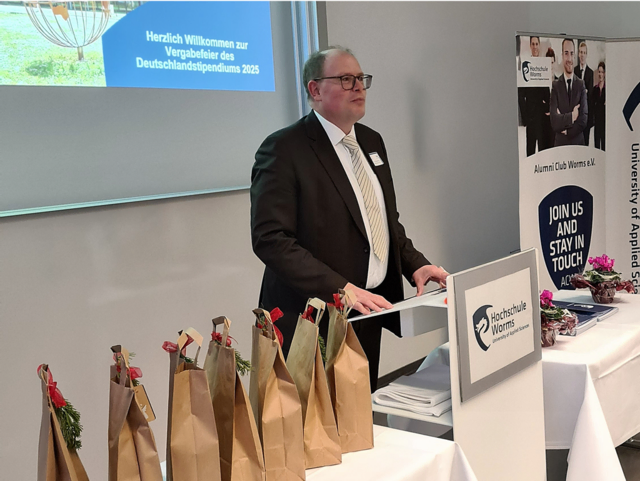 Prof. Graef gratuliert den Stipendiatinnen und Stipendiaten und dankt den Förderern.  | Foto: Natalie Kunter