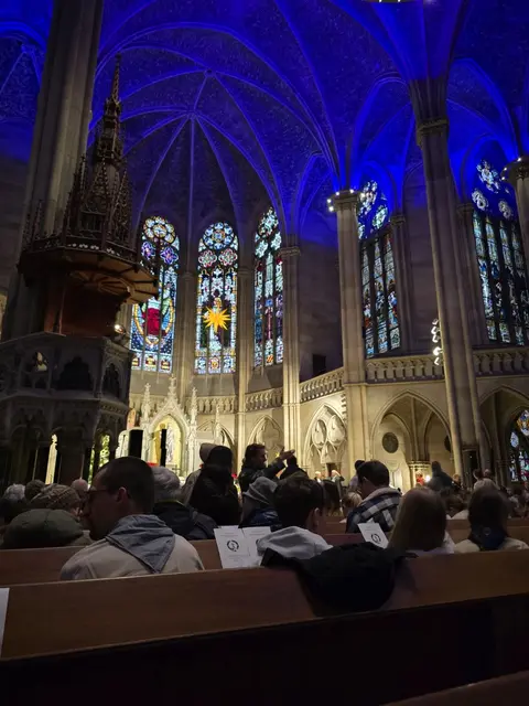 Die Kirche ist bis auf den letzten Platz gefüllt | Foto: Berthold Müller