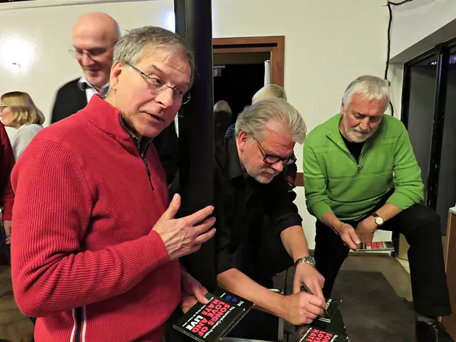 Autogramme schreiben während der Pause | Foto: Brigitte Melder