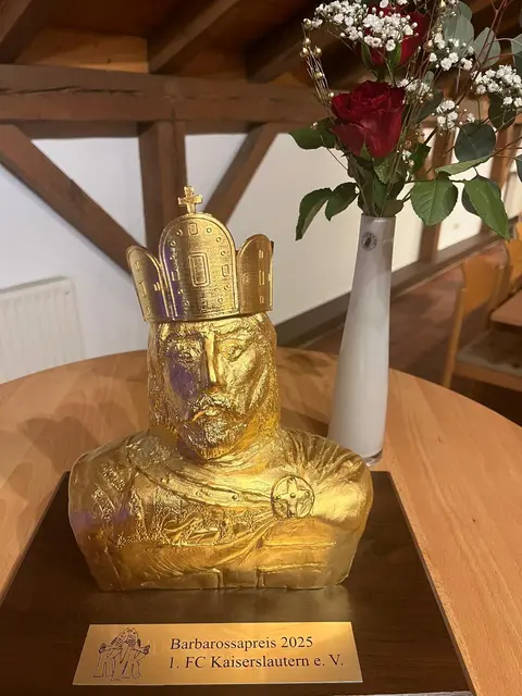 Der  Barbarossa-Preis für den 1. FC Kaiserslautern | Foto: MS-Sportfoto/gratis