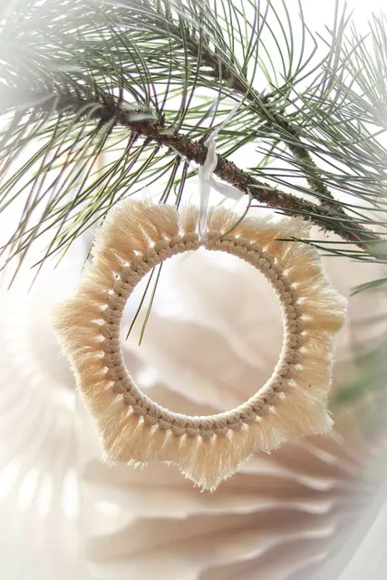 Erster Versuch: schnell gebastelter Stern aus Makramee-Garn | Foto: Bauer