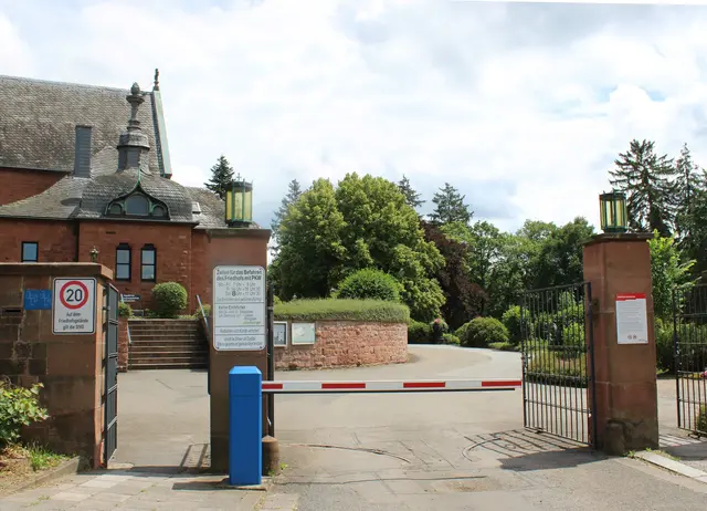 Während der Weihnachtstage ist das Einfahren mit einem Pkw auf den Hauptfriedhof Kaiserslautern nicht möglich | Foto: Monika Klein