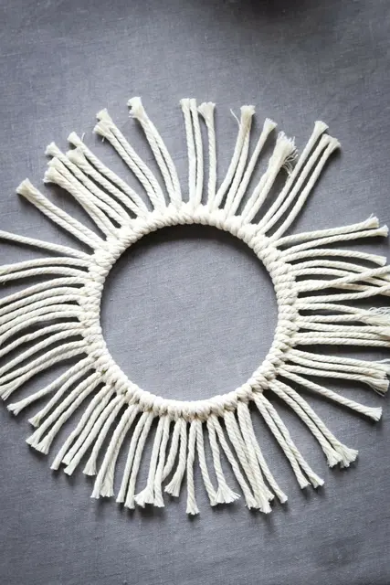 Der Bastelring wird dicht an dicht mit Knoten gefüllt. | Foto: Bauer