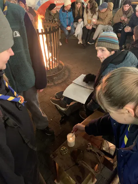 Sarah und Nicole verteilen das Friedenslicht | Foto: Peter Krietemeyer