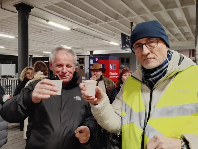 Werner Schreiner (Beigeordneter von Dietmar Seefeldt, Landrat) und Dr. Martin Schröder (Pro Bahn im Bündnis für Verkehrswende Südpfalz), Frau Schreiner, Jochen Niepel und Roswitha Letzel im Hintergrund (v.l.n.r.) | Foto: Bündnis für Verkehrswende Südpfalz