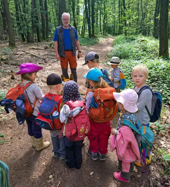 „Waldkinder“ in ihrem „Spielzimmer“, dem Wald. Hier bei einem Hundeprojekt mit Hundetrainer Hans Werner Veth | Foto: Jutta Messing-Jörg/gratis