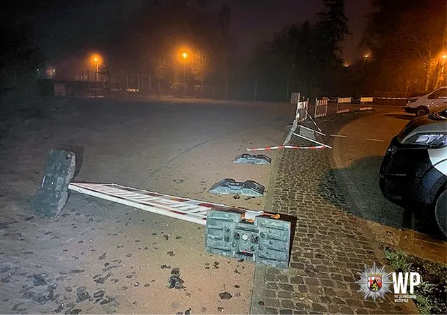 Teile der Absperrung wurden umgeworfen und beschädigt | Foto: Polizeipräsidium Westpfalz