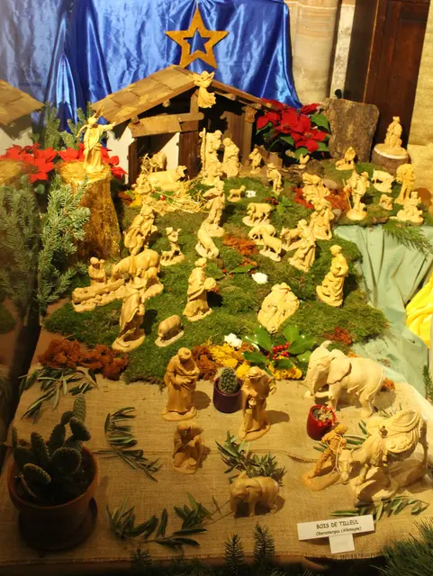 Aus Lindenholz geschnitzte Weihnachtskrippe aus Oberammergau in Bayern, ausgestellt in der Abteikirche in Wissembourg. | Foto: Stephanie Wasem