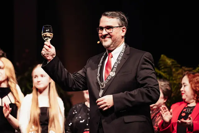 Oberbürgermeister Marc Weigel toastet auf das neue Jahr.  | Foto: BK-Productions